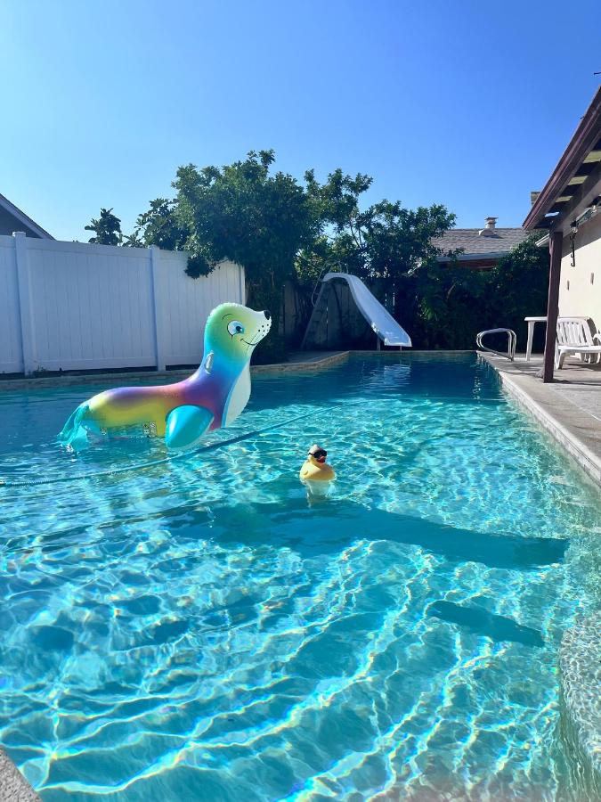 Affordable Private Room with Pool Access and Free Parking Near Zoo and Beaches - B&B