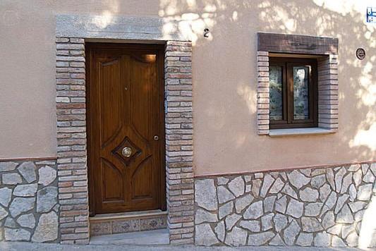 One bedroom ground floor apartment with walk-in Roman shower (2 adults)
