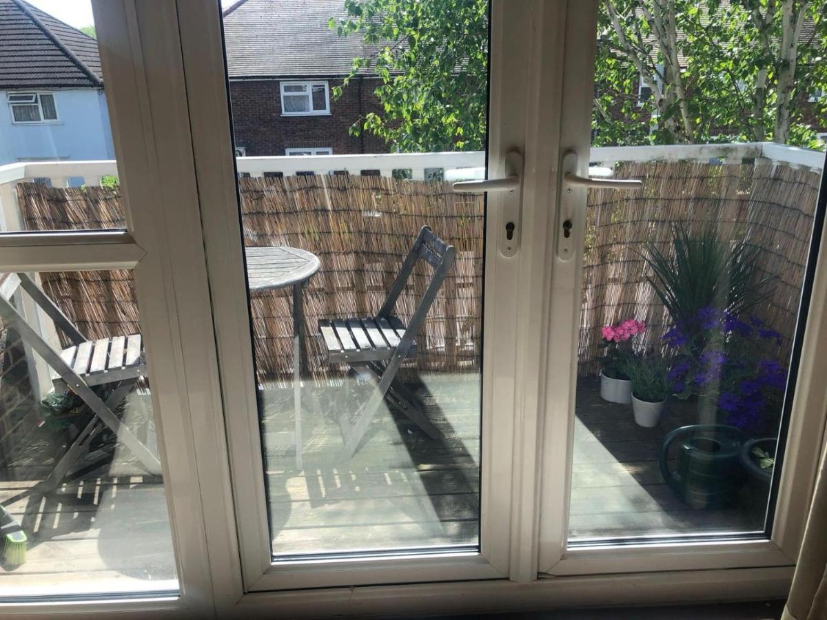 Sunny apartment with balcony - Chambres d’hôtes High Wycombe