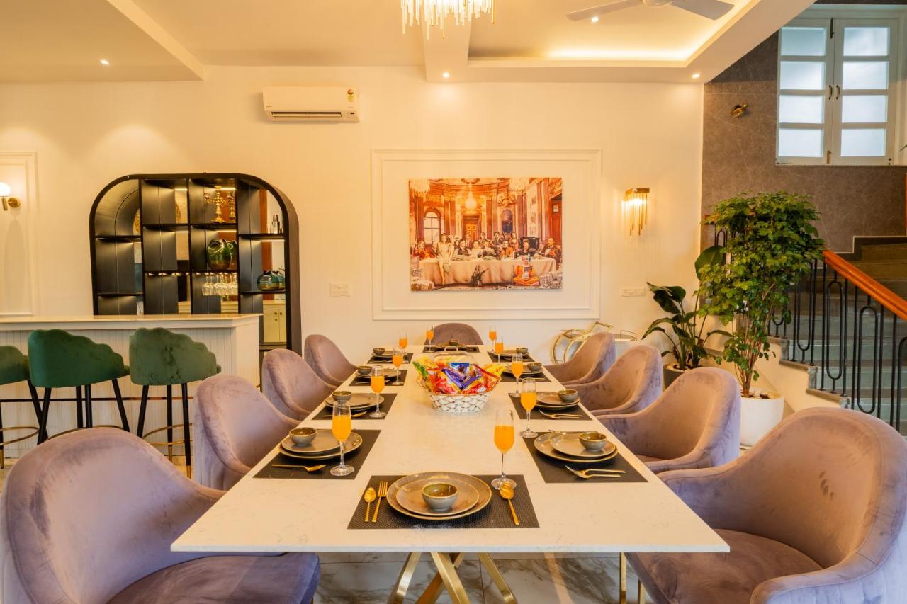 Mediterranean 5 BHK Hideaway with Pool near Popular Beaches - B&B Calangute