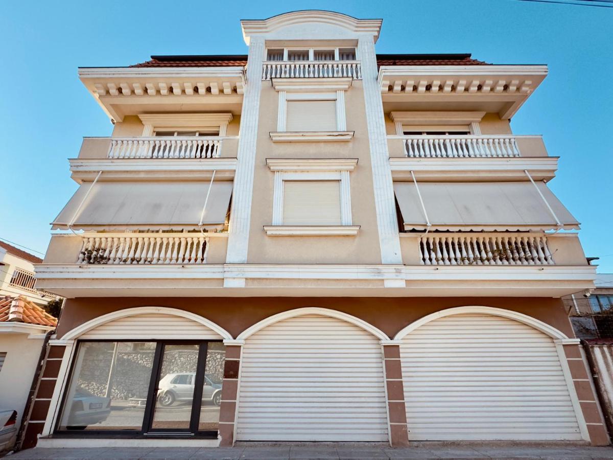 All Seasons Apartments - Free Parking & City Center - Chambres d’hôtes Shkodër