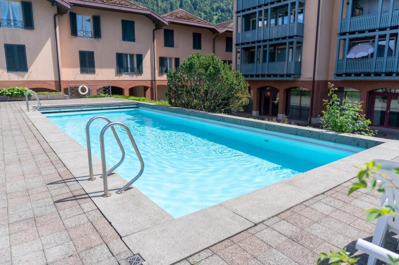 Surfers Lodge with Beach, near Interlaken - Bed and Breakfast Därligen