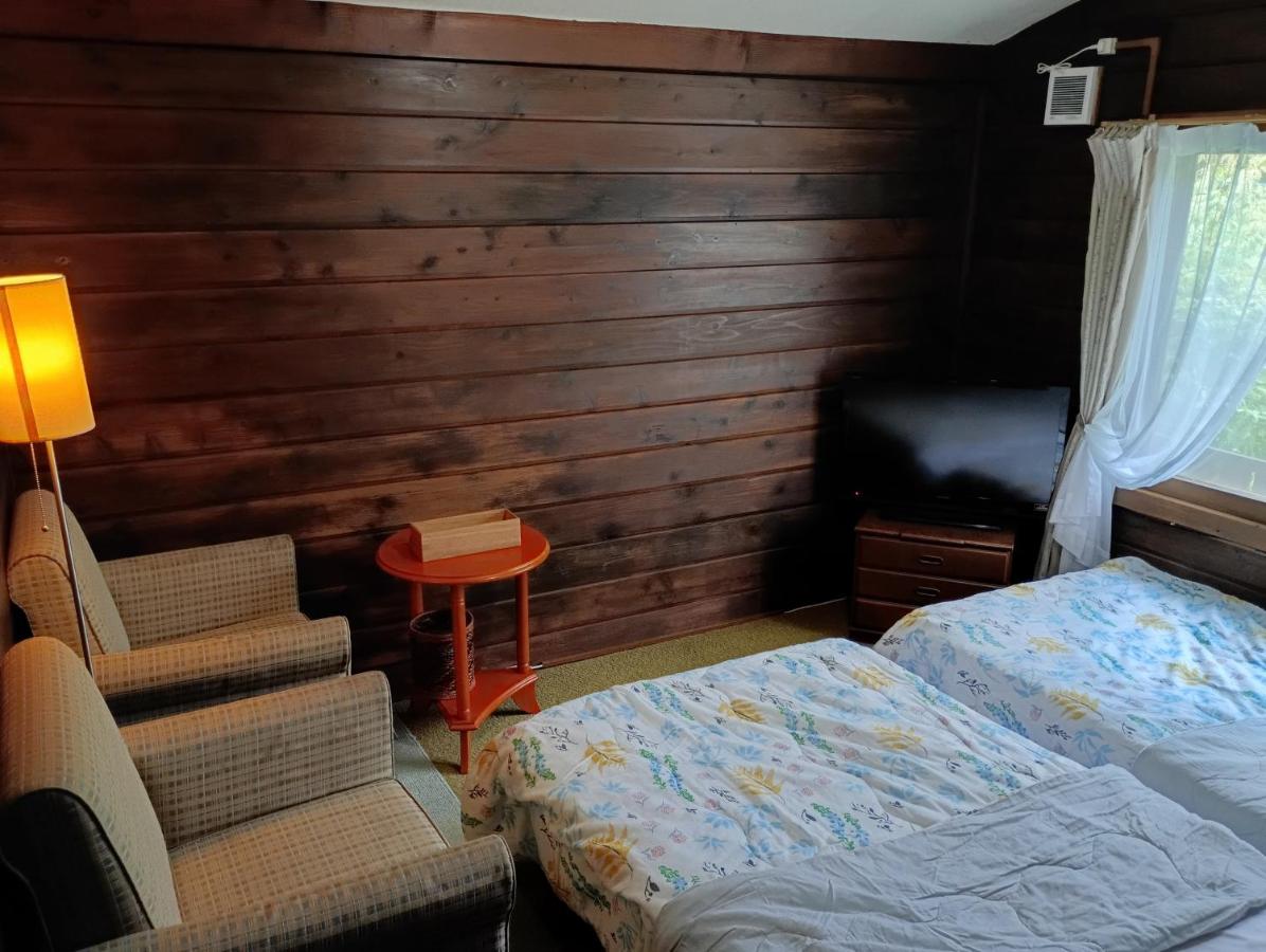Camera Doppia con Letti Singoli e Bagno in Comune