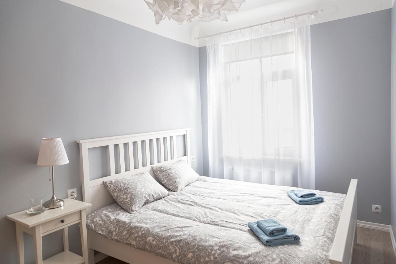 Deluxe One-Bedroom Apartment