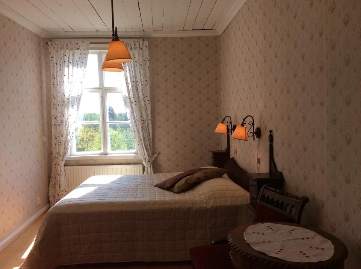 Tweepersoonskamer met Gedeelde Badkamer en Uitzicht op de Tuin