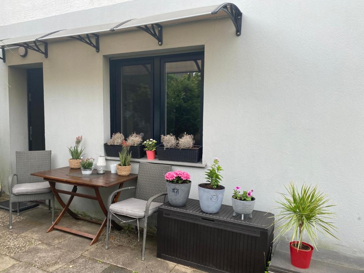 Schöne Ferienwohnung mit Terrasse, nur 2 Minuten zur Autobahn - B&B