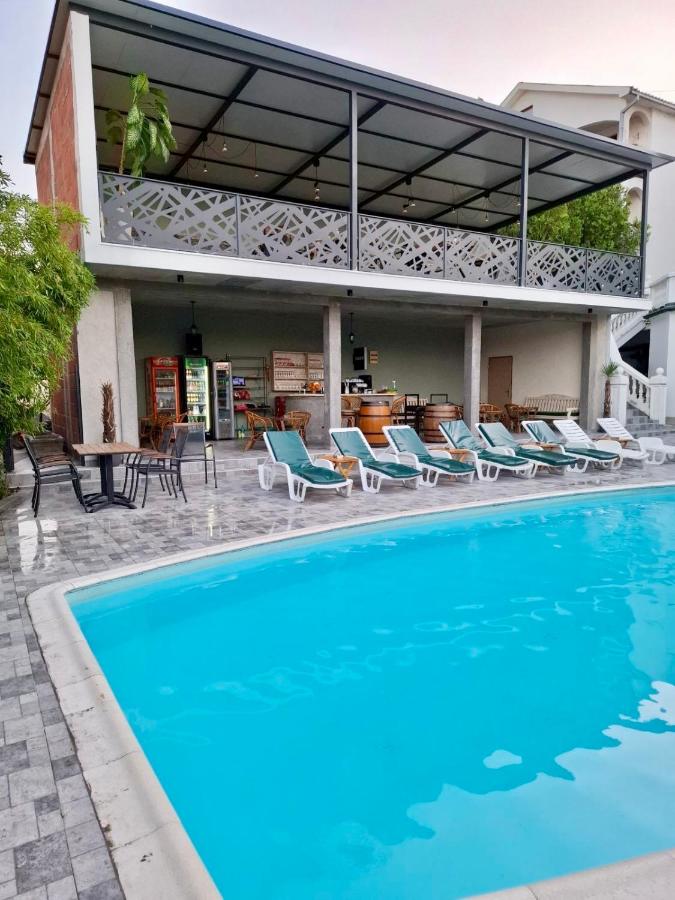 City view & pool apartment - Chambres d'hôtes Niš