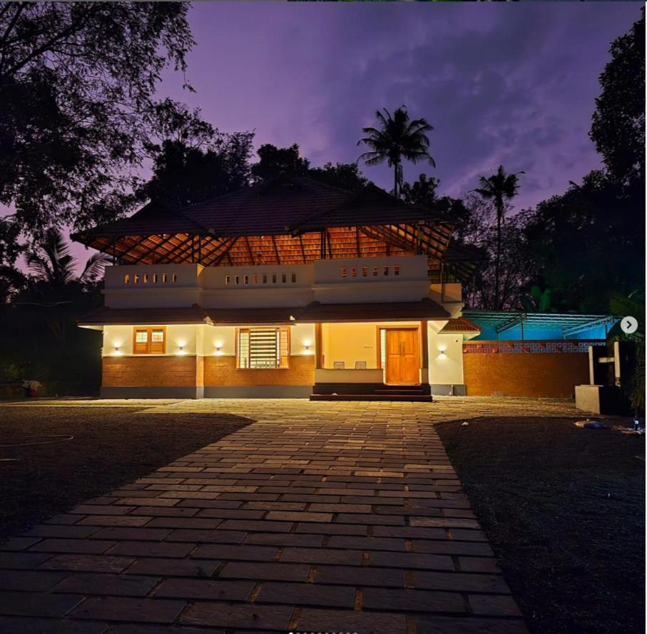 Acrewood Farmhouse - B&B Vāzhākulam