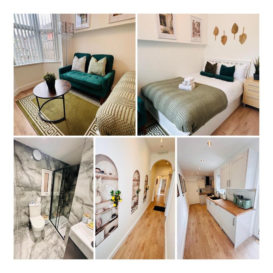R2 - Luxury Private Room with Shared Bathroom and with its own Kitchenette in Halesowen - B&B
