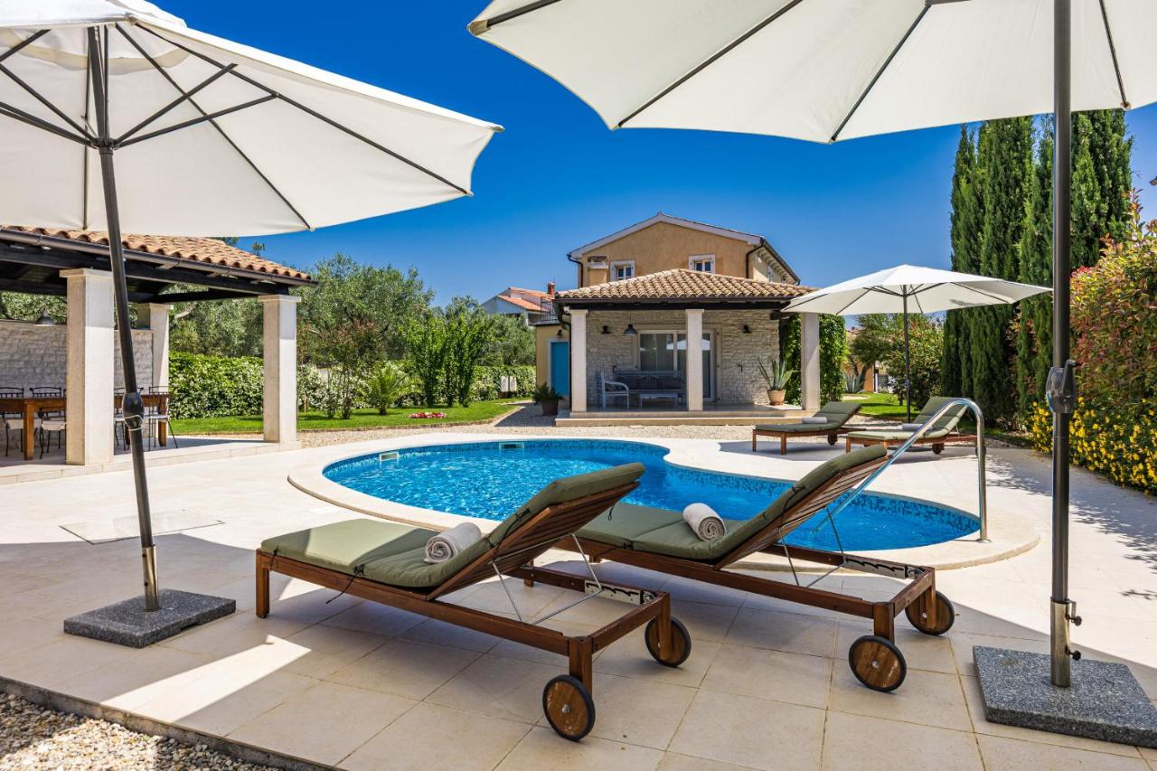 Villa Luka in Fažana with pool & playground only 600 meter from the beach - B&B Fasana