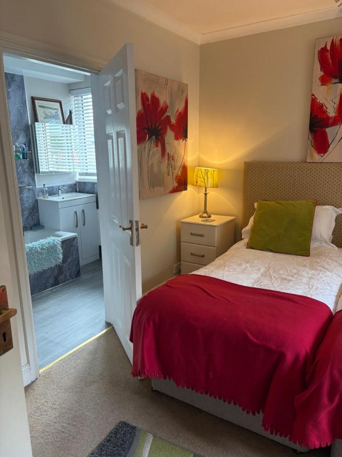 Twin Room with Shower