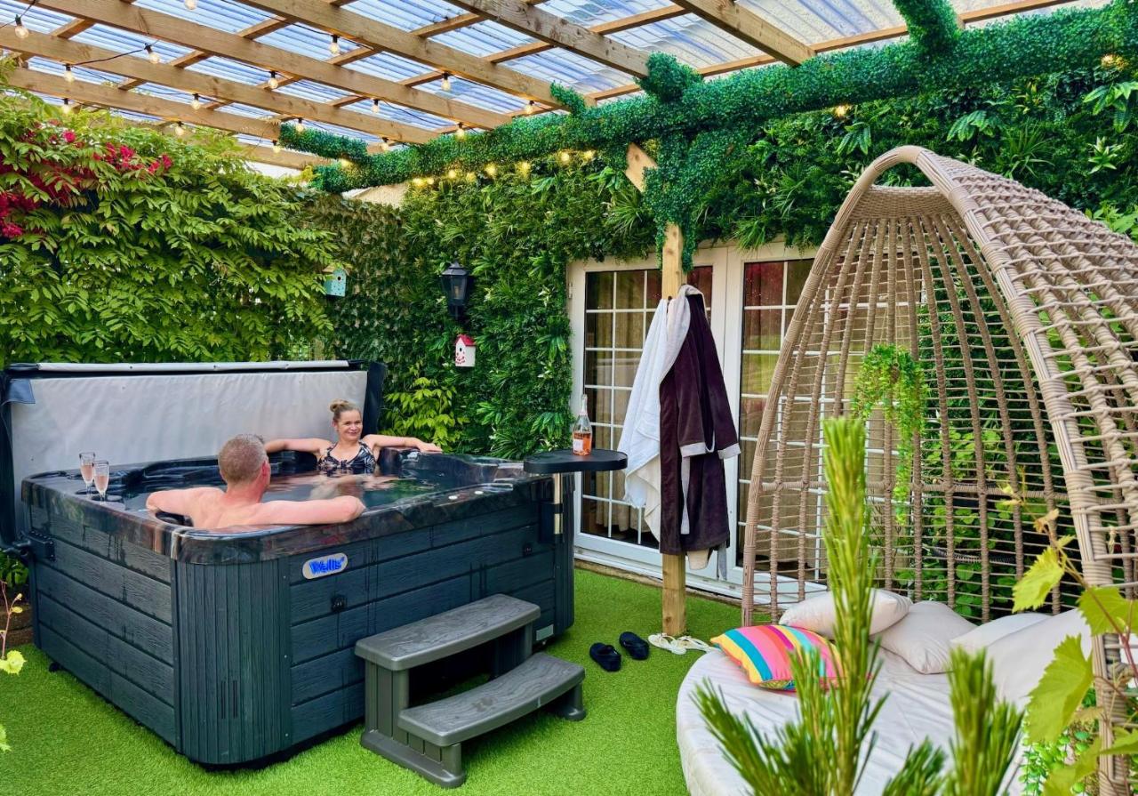 FINN VILLAGE - Loch Lomond Villa - THE JUNGLE ROOM with a PRIVATE HOT TUB - B&B