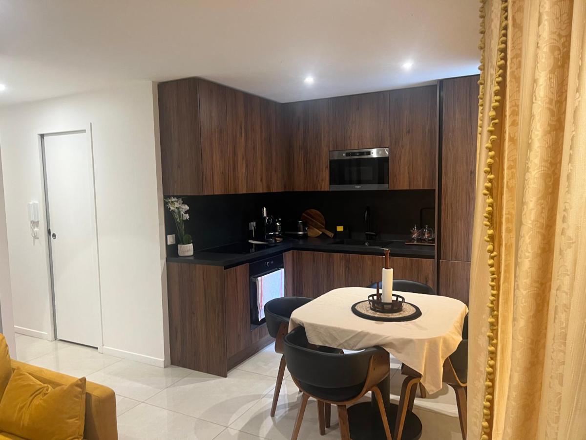 Deux. Pièces face à la scène. - Ferienwohnung Neuilly-sur-Seine