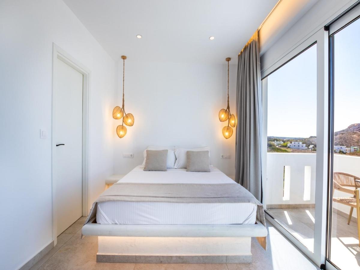 Luxuriöse Suite mit Whirlpool-Badewanne im Innenbereich und Meerblick