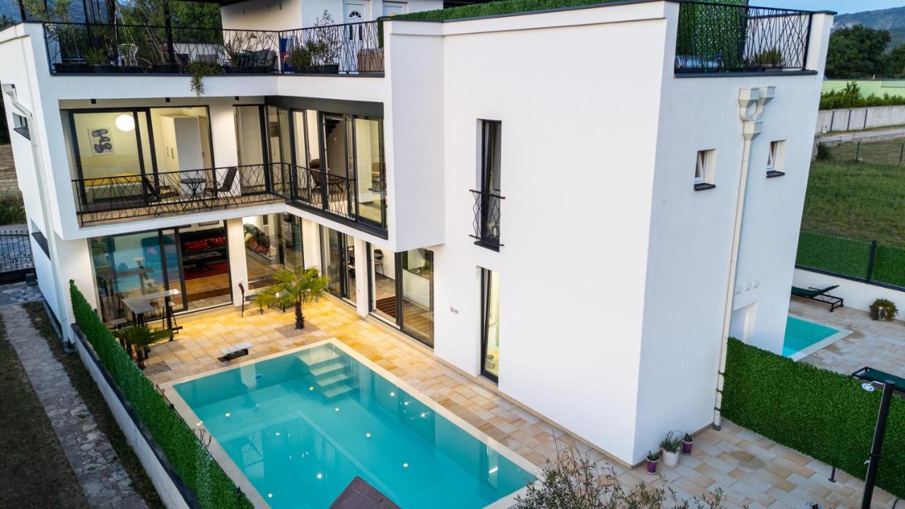 Villa Deluxe