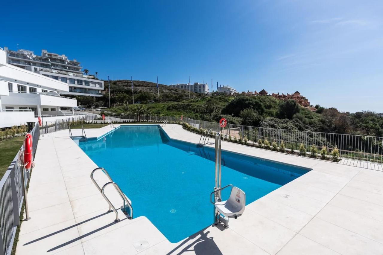 Elegant Apartment with Valley Views, Pool & Gym in Oceana Gardens - Chambres d'hôtes Estepona