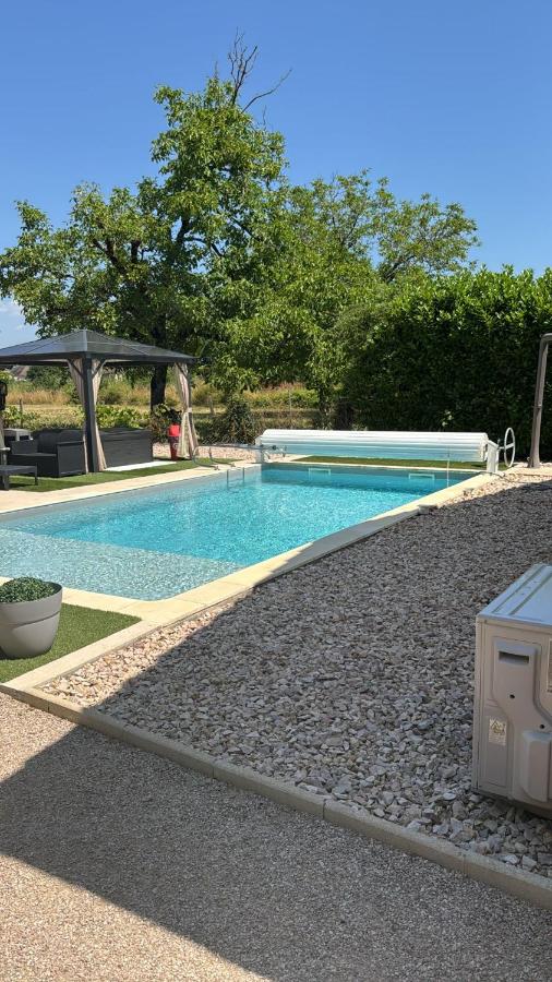 Jolie Villa indépendante climatisée 3 chambres tout confort 6 couchages, piscine chauffée 4 X 8 disponible selon météo de Mai à fin Septembre, Jacuzzi 4 places, boulodrome éclairé, ping-pong, wifi, proche commerces Animaux domestiques sur demande - B&B Bretenoux
