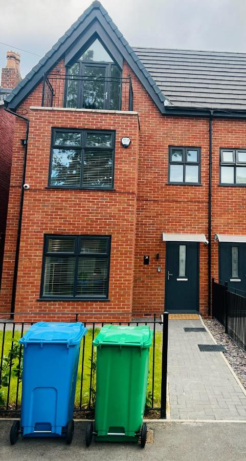 Luxurious New Home Near Airport - B&B