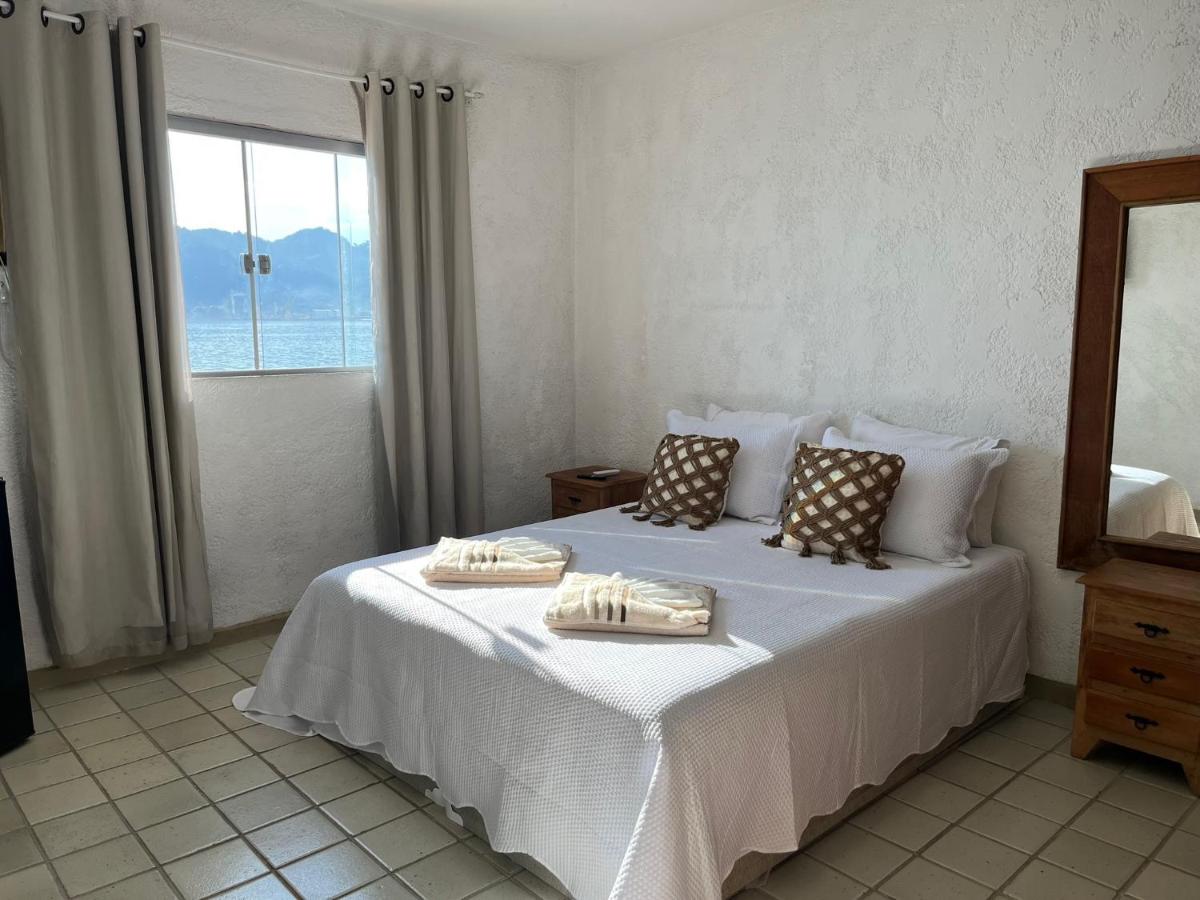 Habitación con cama grande y vistas al mar