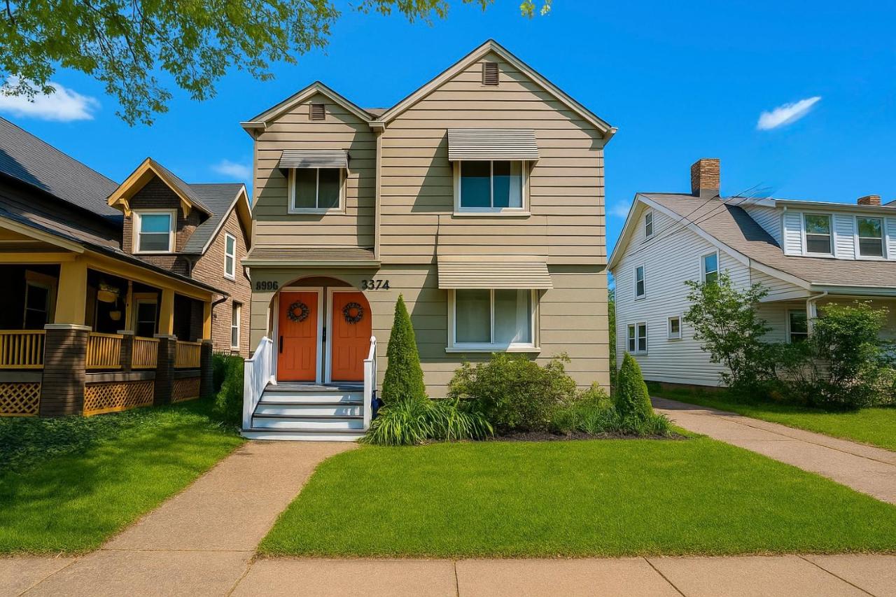 The Sunstone Retreat - Your Brooklyn Centre Haven Comfort To Explore Near Downtown With Parking, 300MB Wifi & Self Check-In - B&B