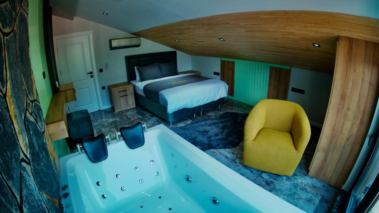 One-Bedroom Apartment with Lake View
