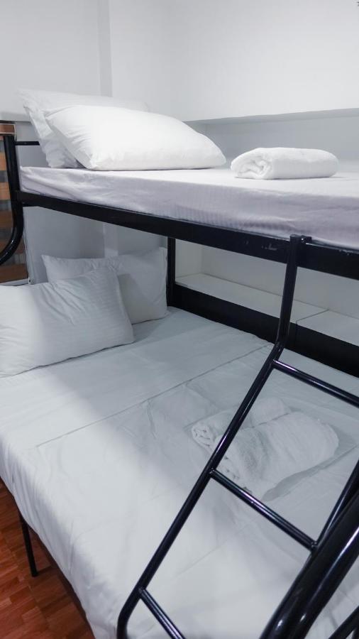 Group Stay for 6 with 3 Bunk Beds, Kitchen, Wi-Fi & Netflix, Near MRT Boni - B&B Manila