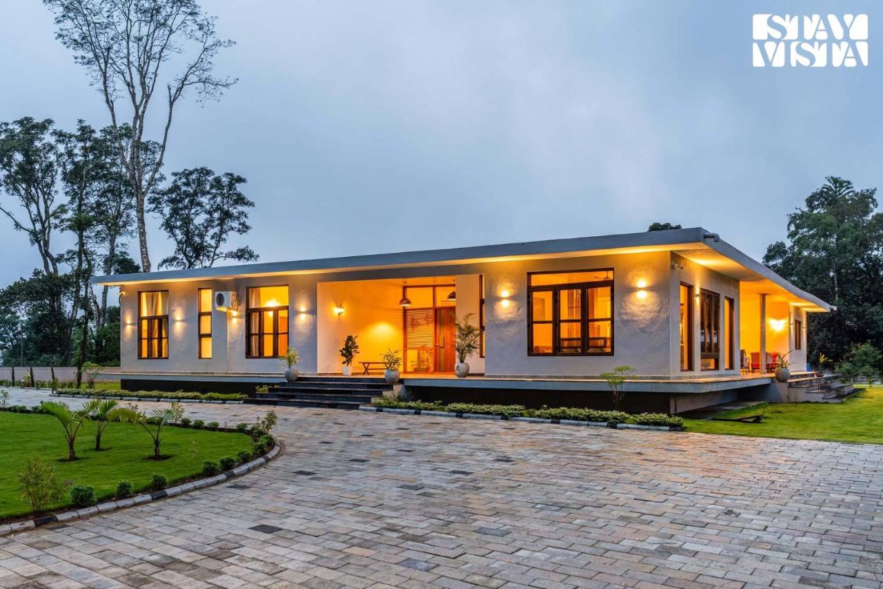 StayVista's Serenova - 4BHK Villa with Bar & BBQ - Bed and Breakfast Madikeri