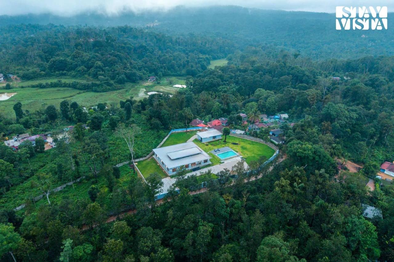 StayVista's Serenova - 4BHK Villa with Bar & BBQ - Bed and Breakfast Madikeri