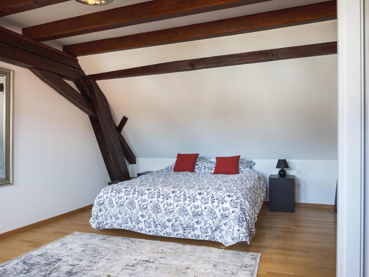 Spacious 90m2 Home, Bay Windows & Large Parking - B&B