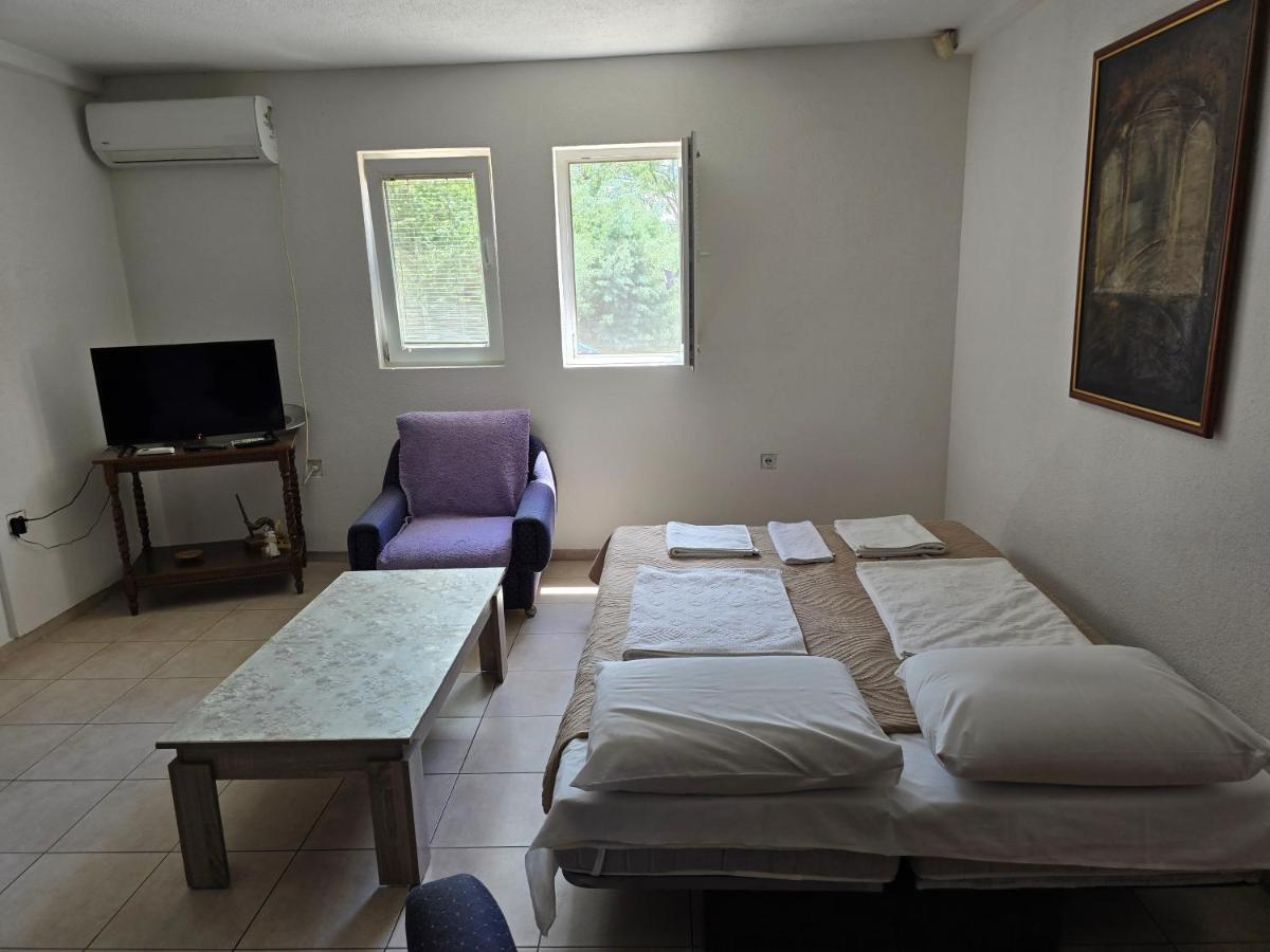 Family Room with Garden View