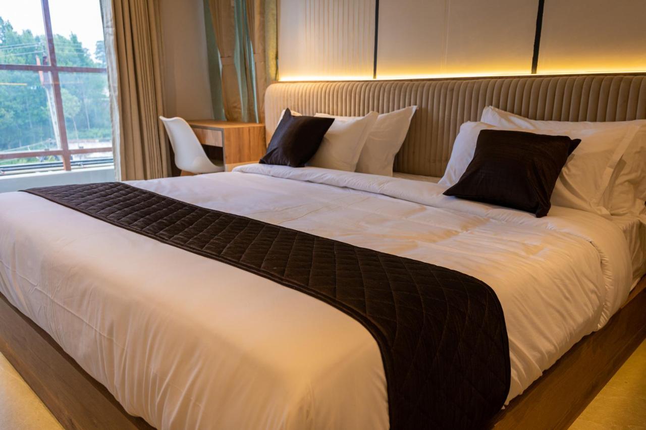 Zimmer mit Kingsize-Bett und Bergblick