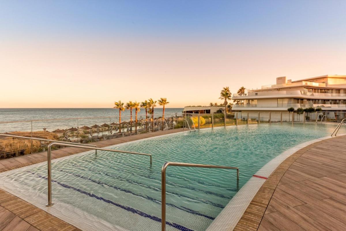 Front line beach apartment in The Edge with sea views - B&B Estepona
