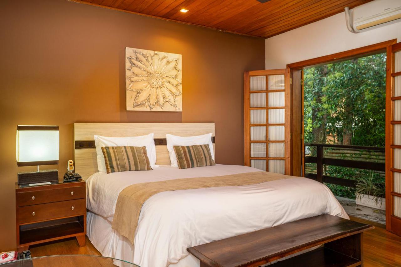 Suite con cama grande y balcón