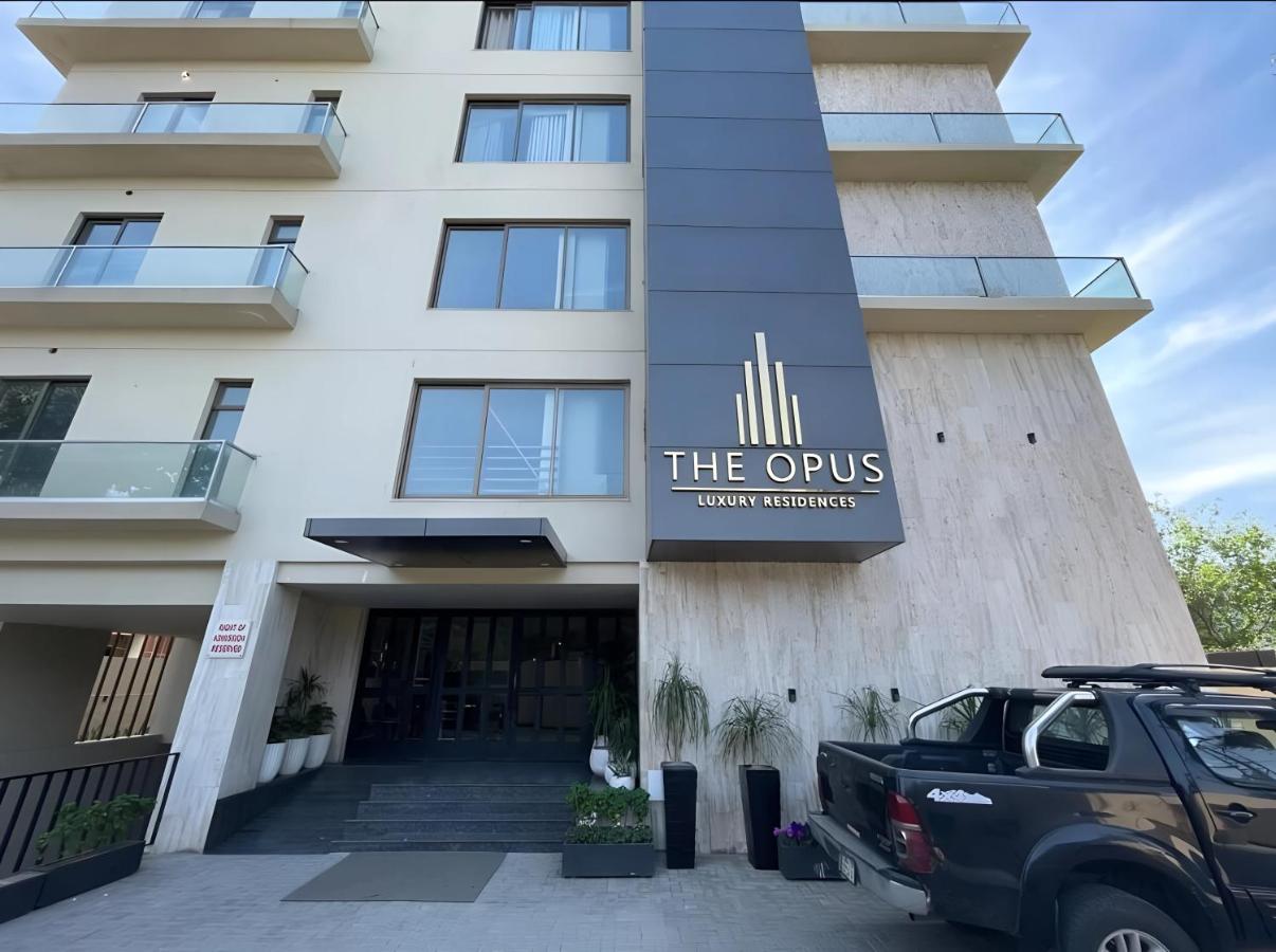 Opus Luxury Family Serviced Apartments Gulberg Lahore - B&B