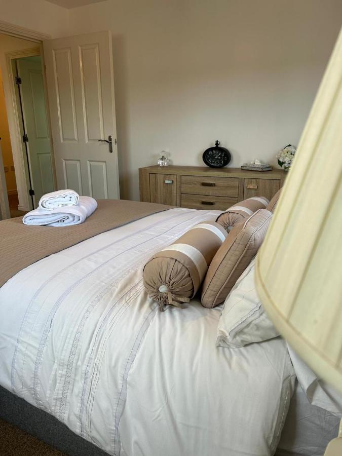 Uxbridge-Modern 2 bed Apt with Lift & Parking - B&B