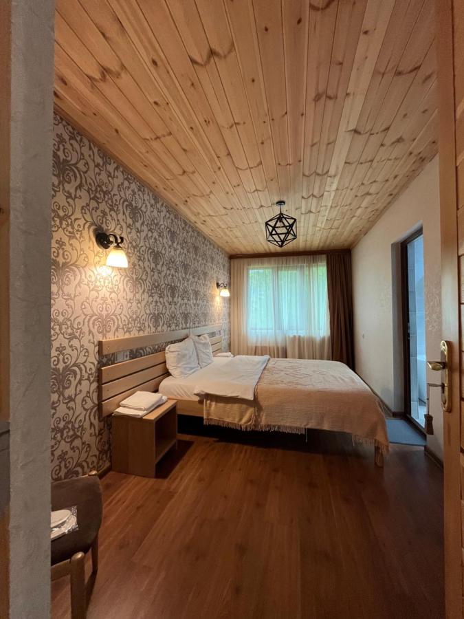 Habitación con cama grande y bañera de hidromasaje