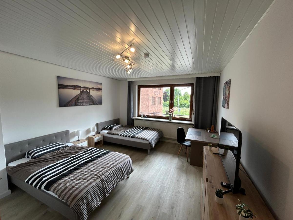 Tweepersoonskamer met 2 Aparte Bedden en Gedeelde Badkamer