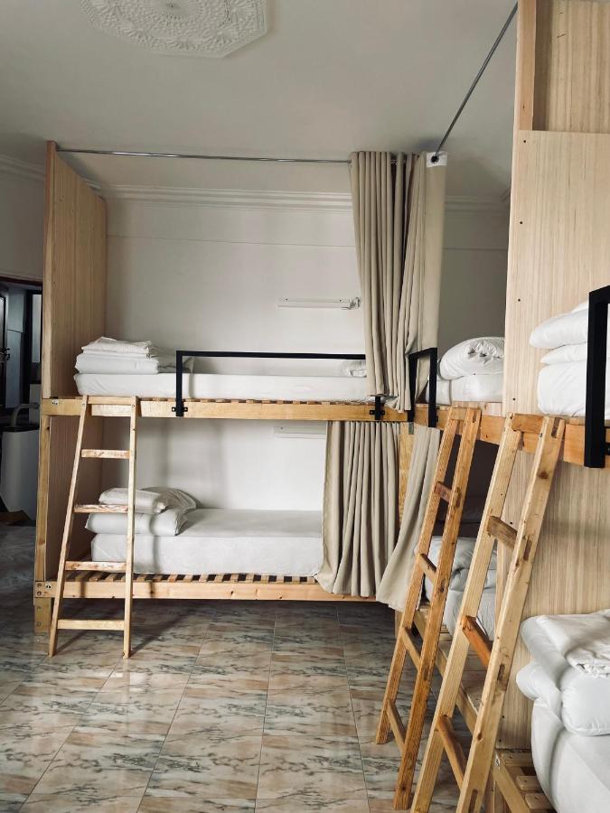 Cama individual en dormitorio compartido de 10 camas