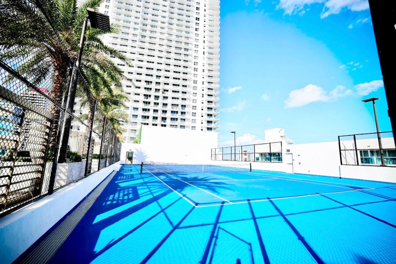 5-BR Retreat Resort & Valet Included 14 Guests - B&B Hollywood