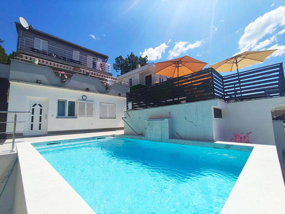 Apartments Rafael - B&B Cirquenizza