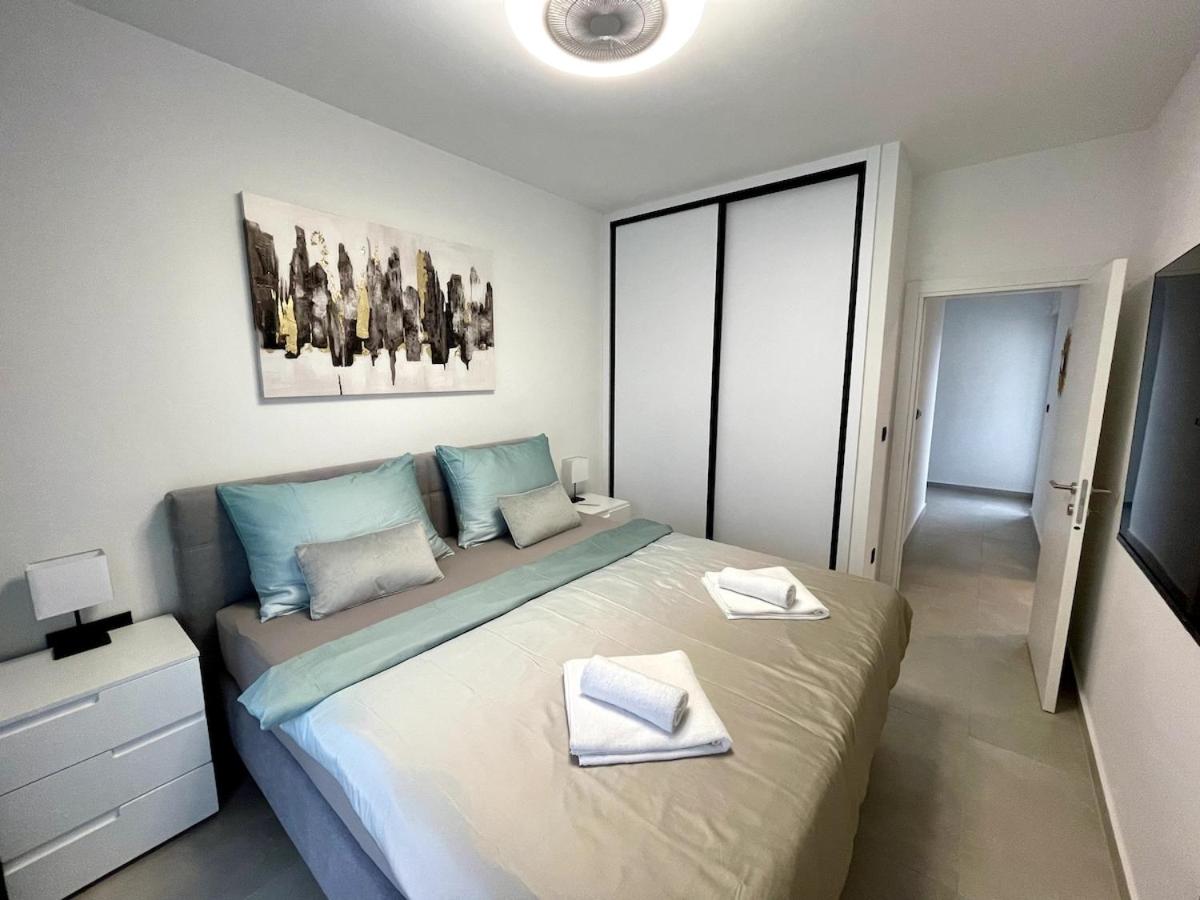 Sea Slatine II - Modern apartment with pool - 30 meters from the beach - B&B Slatine