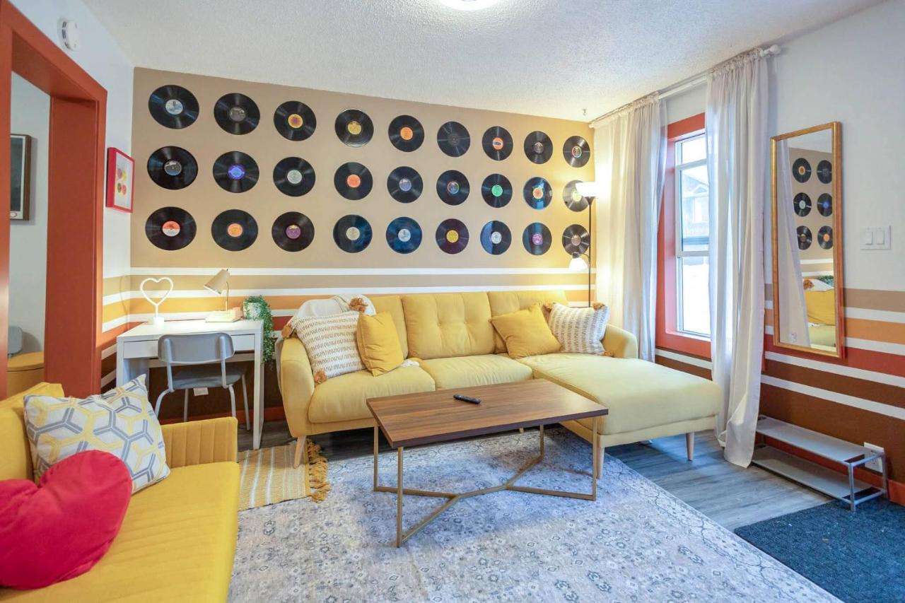 Retro Glam in Ramsay Walk to Stampede Grounds - Ferienwohnung Calgary