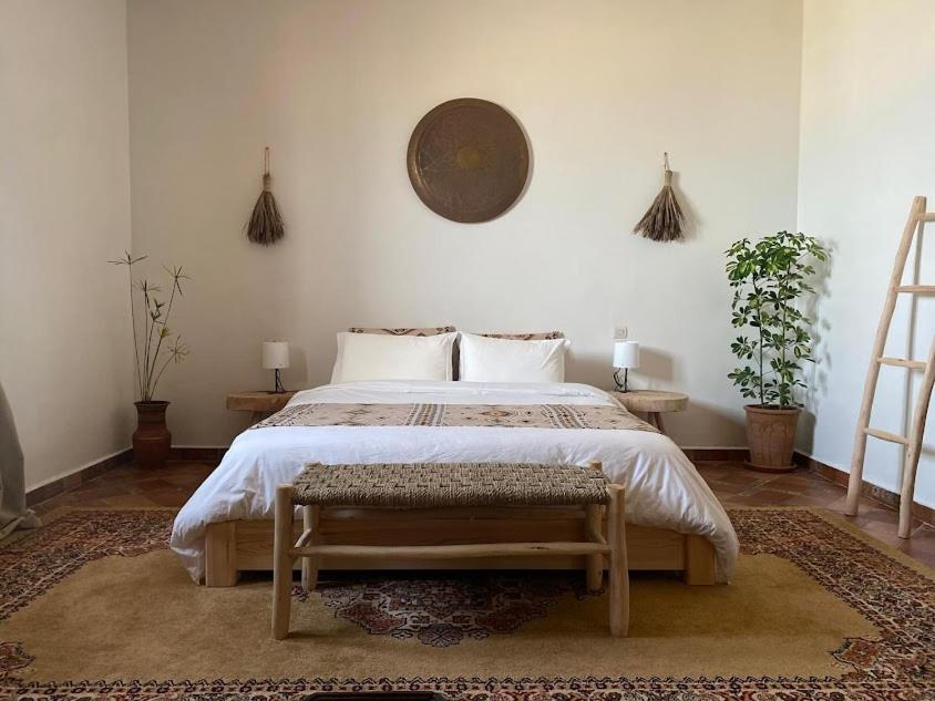 Habitación con cama grande y vistas al mar