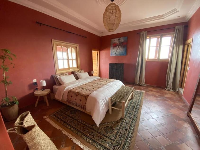Habitación con cama extragrande y vistas al mar