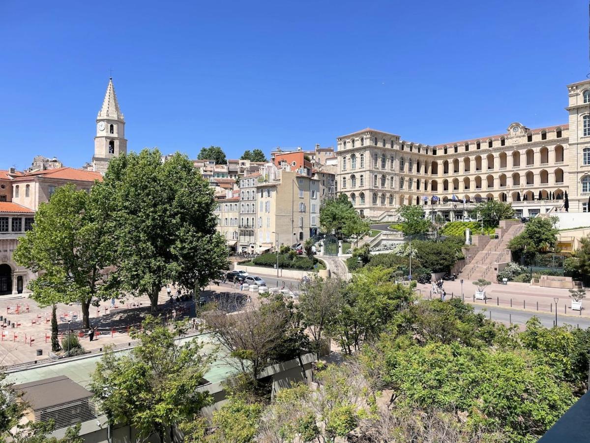 Bright 2 bedroom Old Port - Hotel de Ville area - Bed and Breakfast Marseille