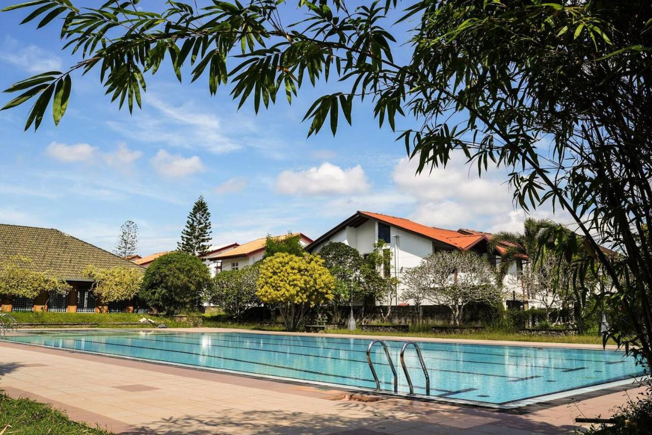 Rose Villa-AC 3 Bed rooms,15 mins to airport with gated community & swimming pool - B&B Kotugoda