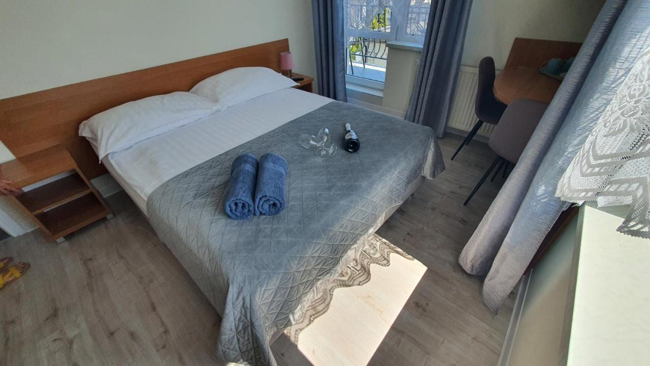 Habitación con cama extragrande y balcón