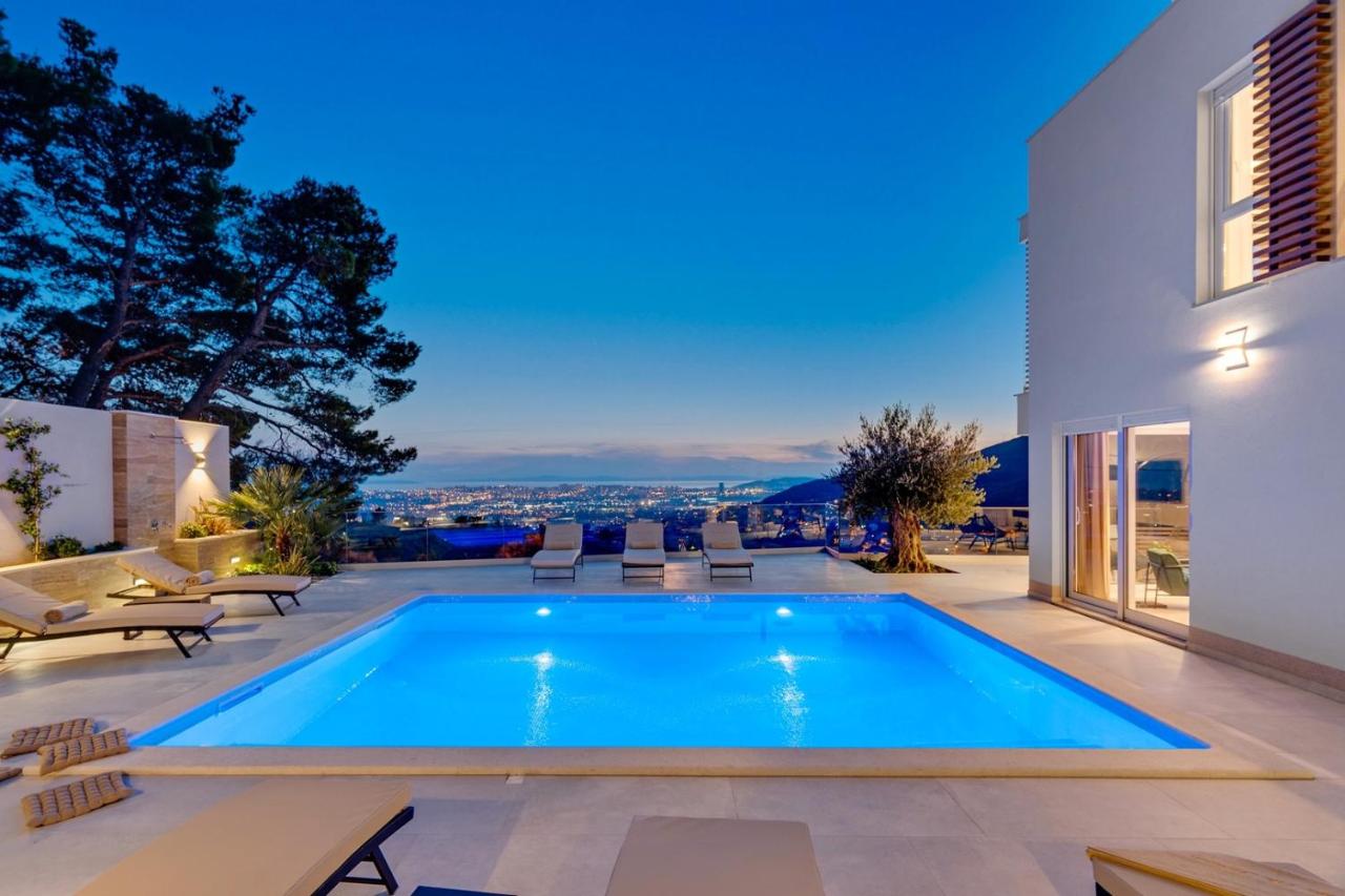 Luxury Villa Seventh Heaven with heated pool, hot-tub, gym, panoramic views on town Split - Bed and Breakfast Klis