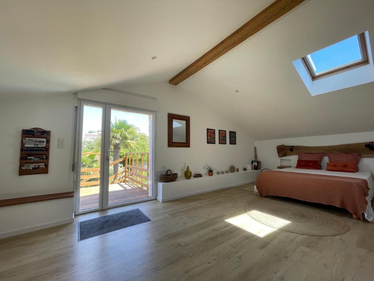 Habitación con cama extragrande y vistas a la piscina