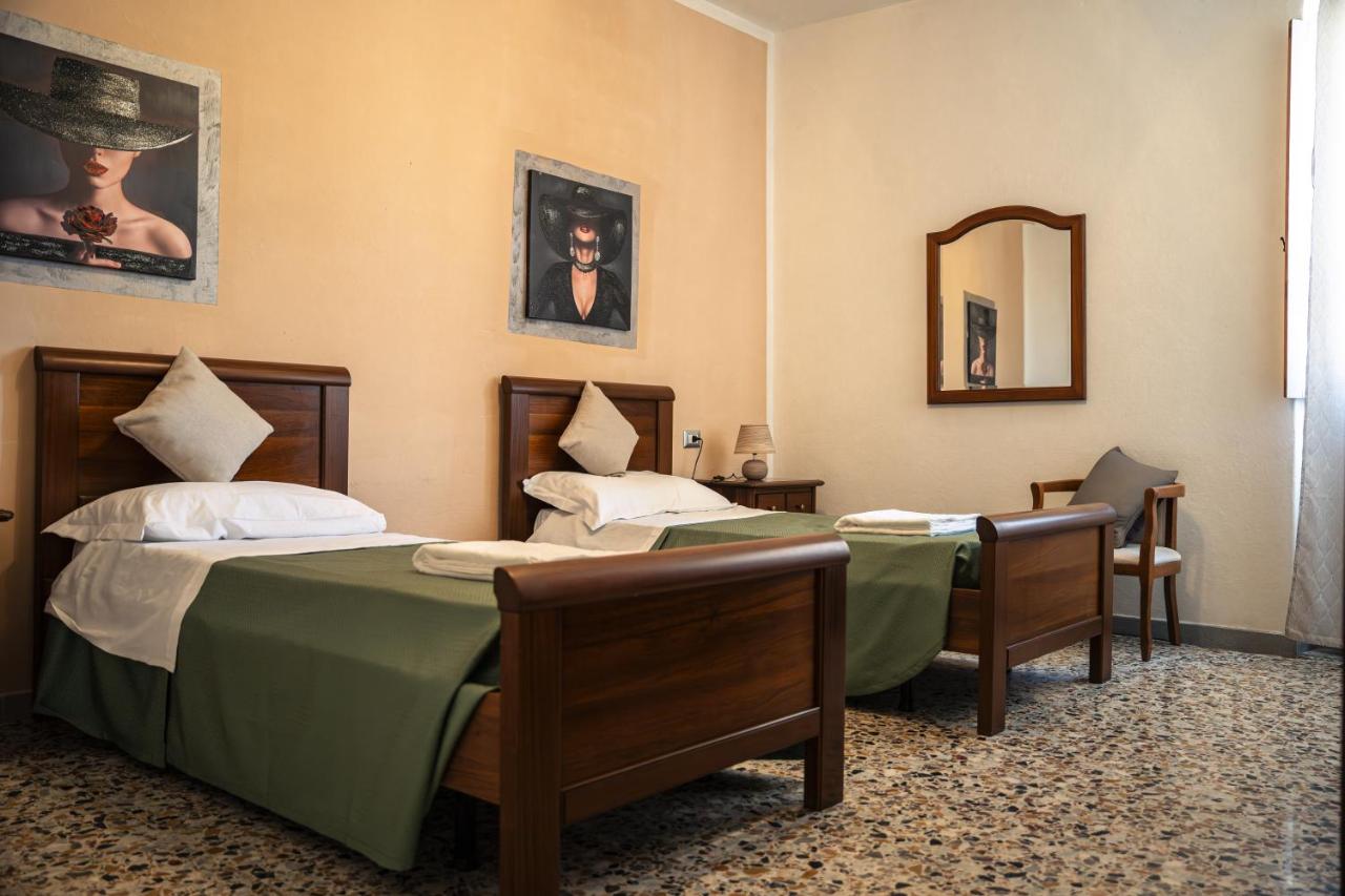 Camera Matrimoniale/Doppia con Letti Singoli con Bagno Privato Esterno